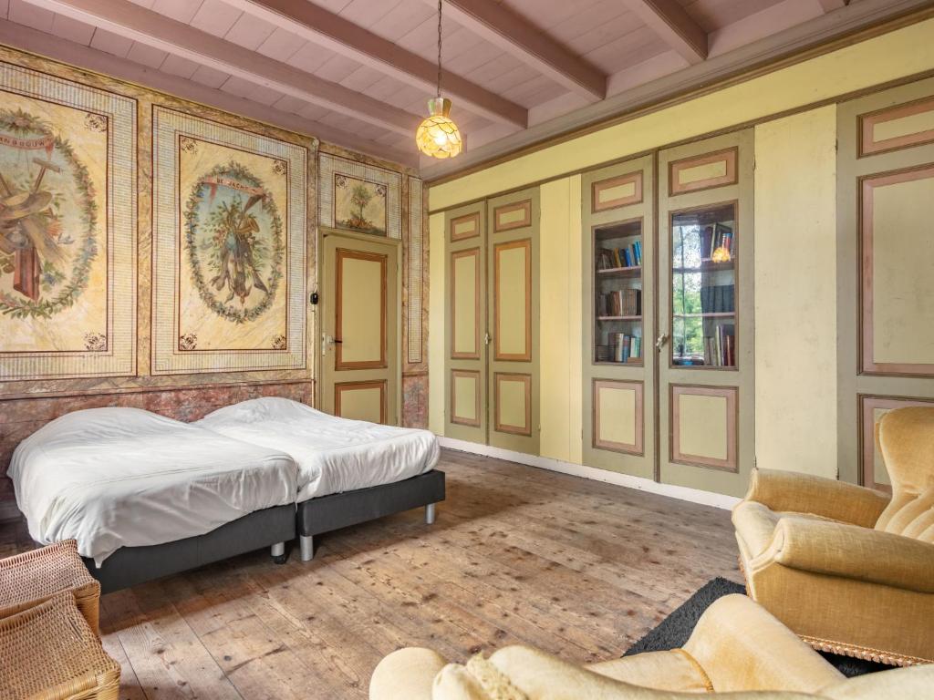 En eller flere senge i et værelse på Holiday Home Groepswoning De Appelgaard by Interhome