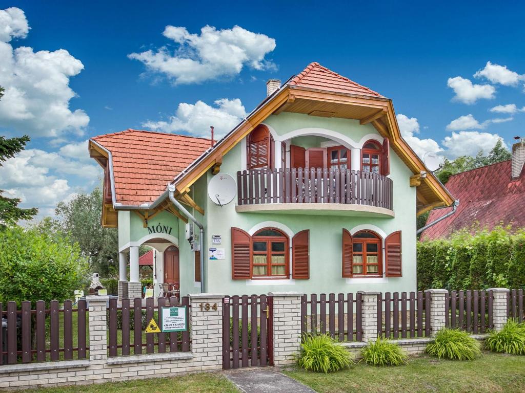 ein Haus mit einem Zaun davor in der Unterkunft Holiday Home Green by Interhome in Balatonmáriafürdő