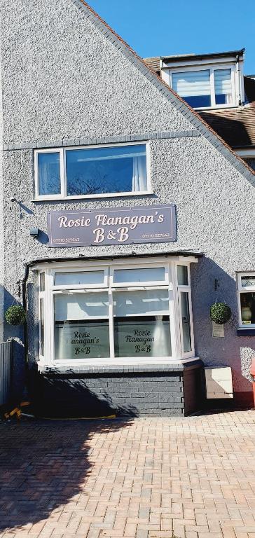 una tienda con un cartel en la parte delantera de un edificio en Rosie flanagan's, en Skegness
