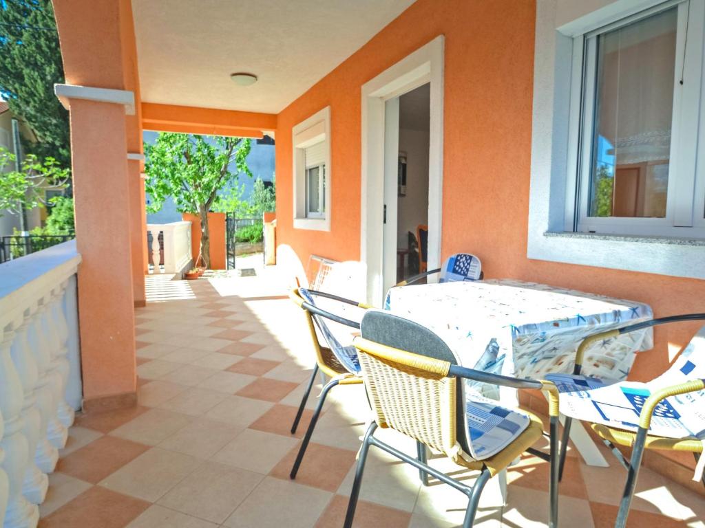 patio ze stołem i krzesłami na ganku w obiekcie Apartment Dragica-1 by Interhome w mieście Podorjak