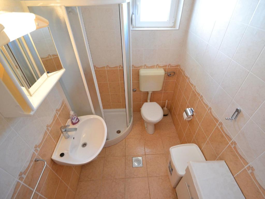 łazienka z prysznicem, toaletą i umywalką w obiekcie Apartment Dragica-1 by Interhome w mieście Podorjak