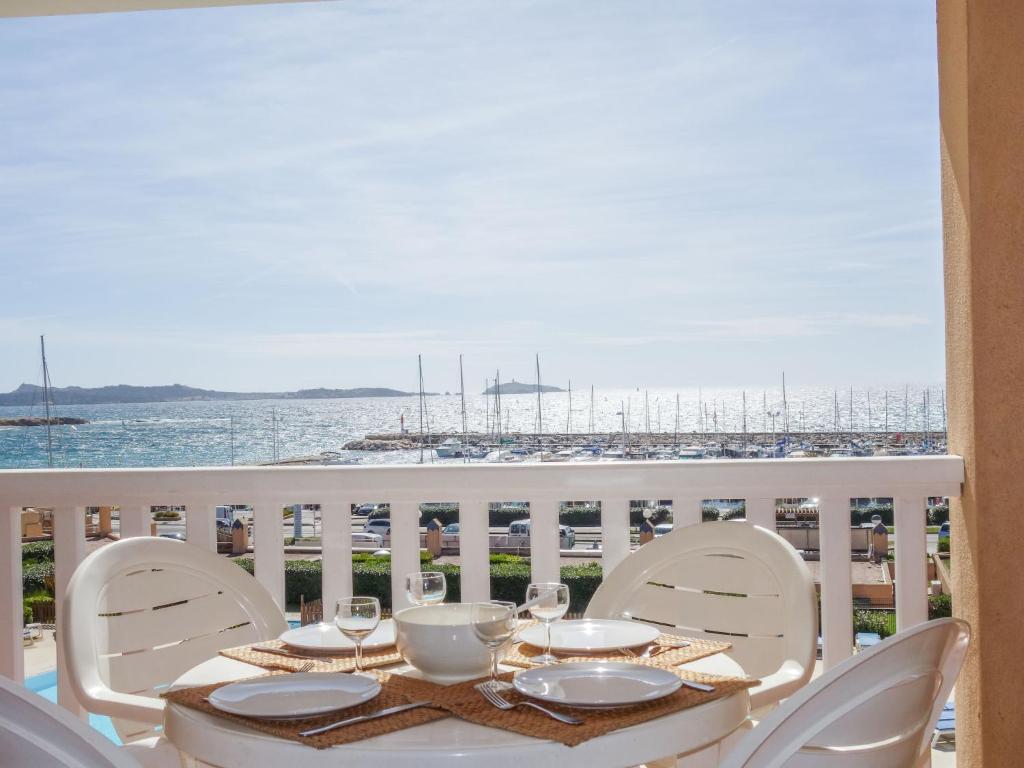 - une table sur un balcon avec vue sur l'océan dans l'établissement Apartment Les Rivages de Coudoulière-19 by Interhome, à Six-Fours-les-Plages