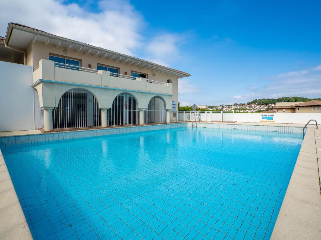 una gran piscina frente a un edificio en Apartment Résidence Soko Eder-3 by Interhome, en Ciboure