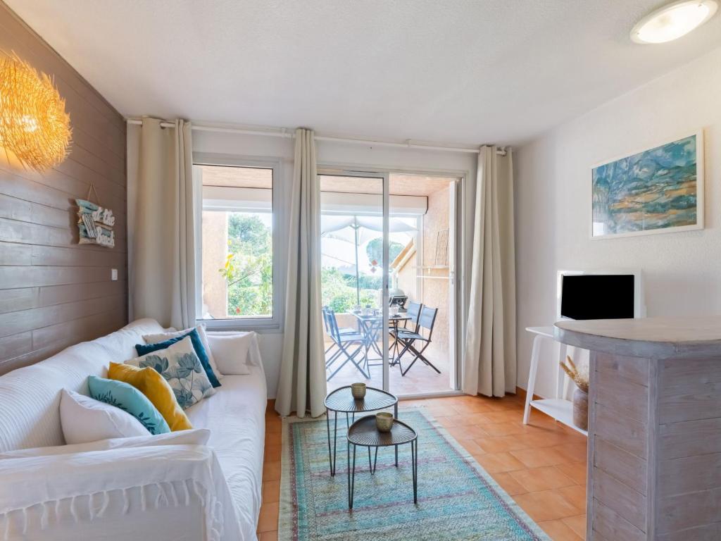 uma sala de estar com um sofá branco e uma lareira em Apartment Les Coteaux de la Nartelle-26 by Interhome em Sainte-Maxime
