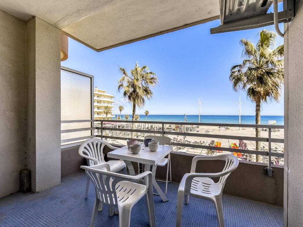une table et des chaises sur un balcon avec vue sur la plage dans l'établissement Apartment Le Marigny-2 by Interhome, à Canet