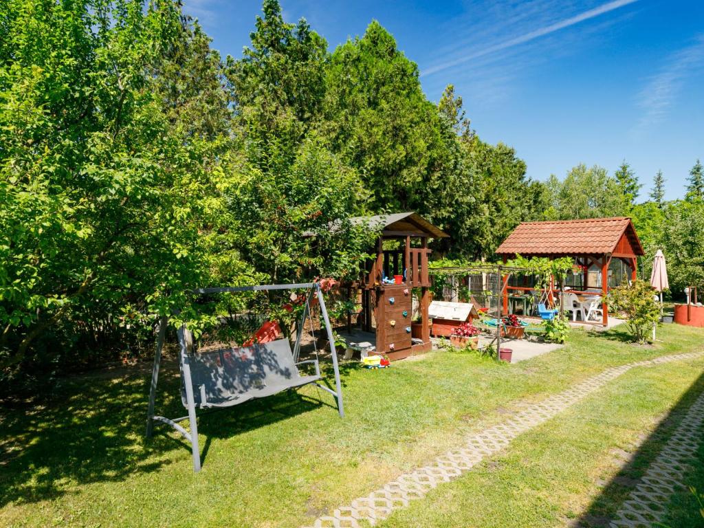 Plac zabaw dla dzieci w obiekcie Apartment Yucca 2 by Interhome