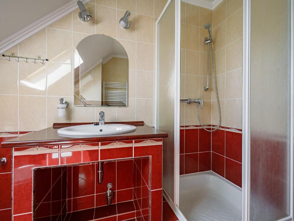 W łazience znajduje się umywalka, prysznic i wanna. w obiekcie Apartment Yucca 2 by Interhome w Zamárdi