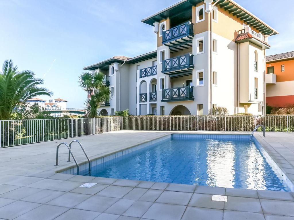 Villa con piscina frente a un edificio en Apartment Les Rives de Sokoa by Interhome, en Ciboure
