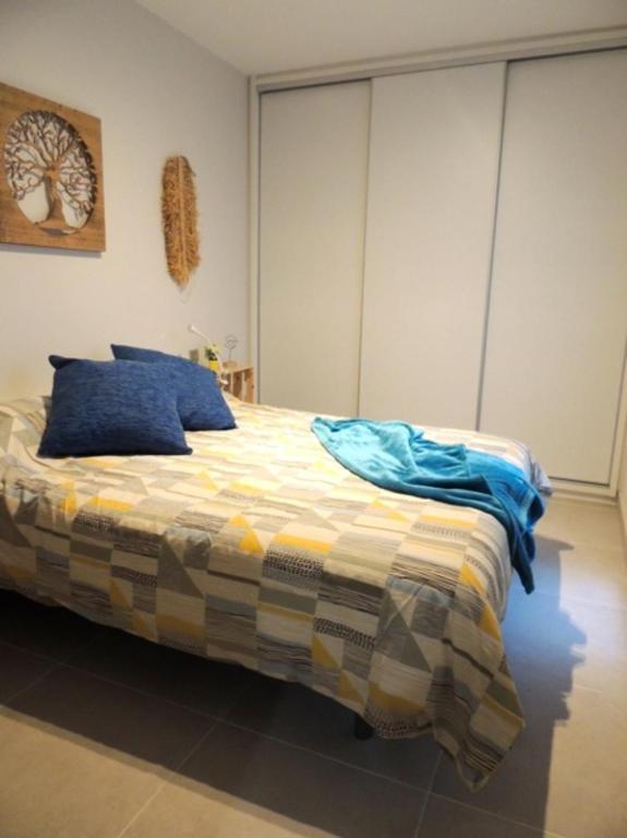 Posteľ alebo postele v izbe v ubytovaní Ocean Rest Canteras Beach & Parking