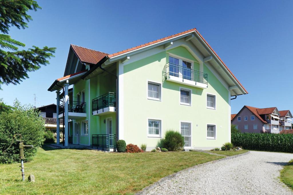 Maison blanche et verte avec allée en gravier dans l'établissement Haus Birgit, à Bad Füssing