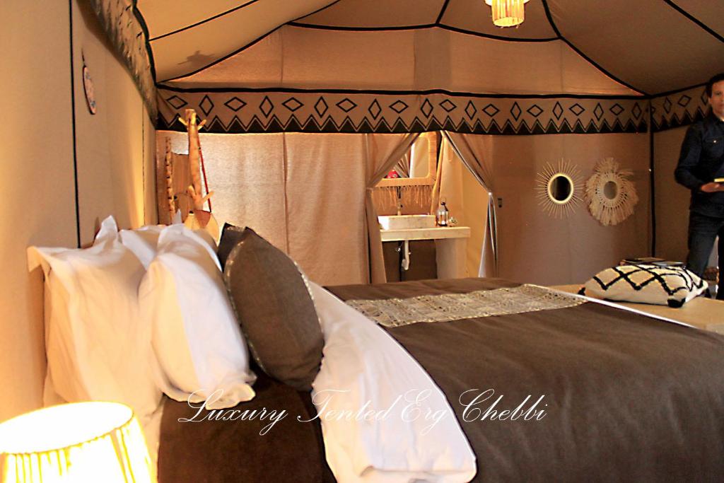 Postel nebo postele na pokoji v ubytování Luxury Tented Erg Chebbi