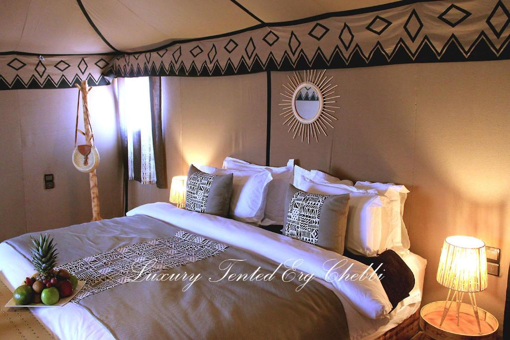 Postel nebo postele na pokoji v ubytování Luxury Tented Erg Chebbi