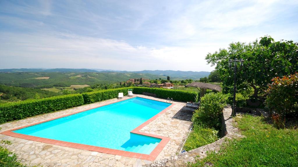 una imagen de una piscina en una villa en Casa Maravilla 6, Emma Villas, en Castelnuovo Berardenga