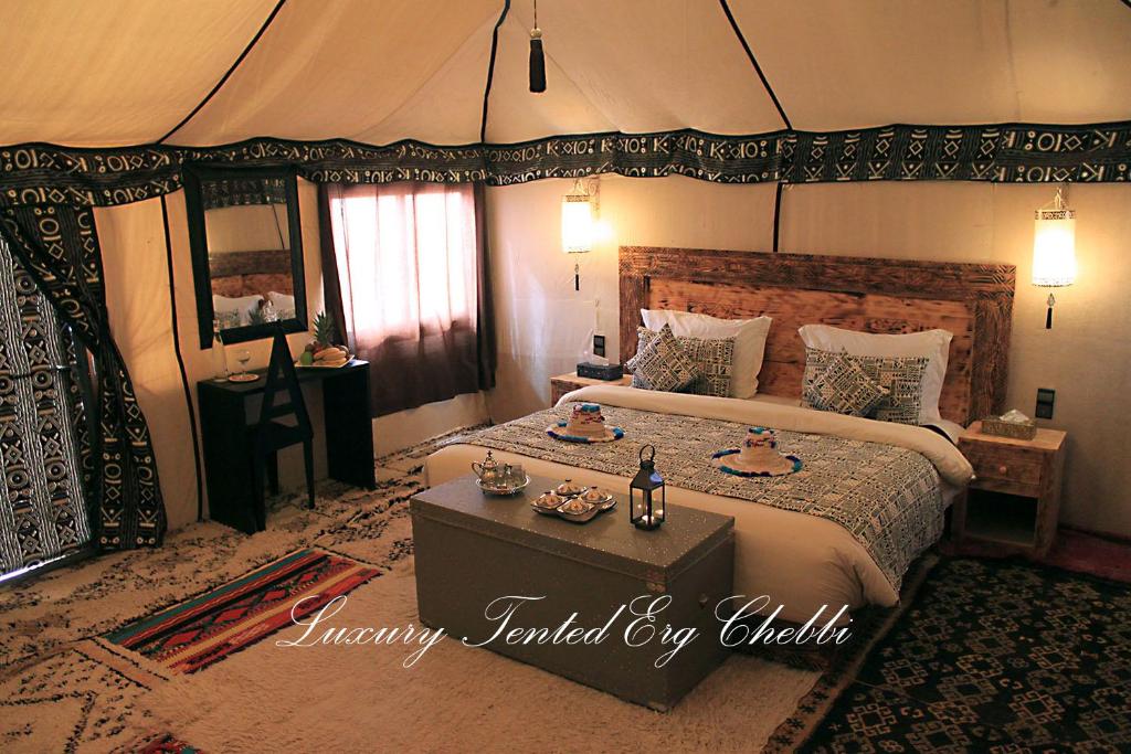 Postel nebo postele na pokoji v ubytování Luxury Tented Erg Chebbi