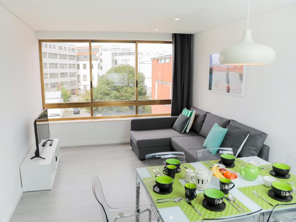 sala de estar con sofá y mesa en CM VINTAGE Apartments - Breiner, en Oporto