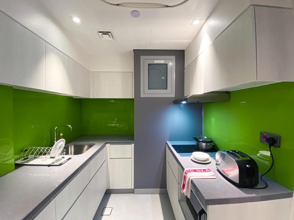 Kuchyň nebo kuchyňský kout v ubytování Citadines Al Ghubrah Muscat