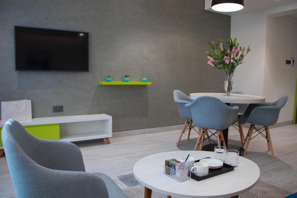TV a/nebo společenská místnost v ubytování Citadines Al Ghubrah Muscat