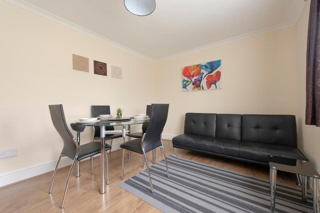 BookedUK: Modern 3-Bedroom Apartment in Harlow