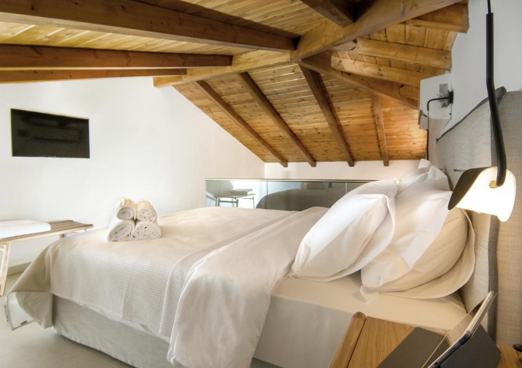 Postel nebo postele na pokoji v ubytování IADES suites