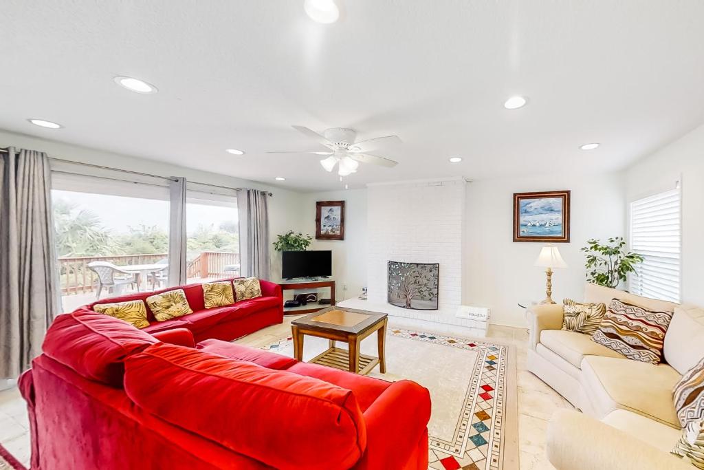 TV a/nebo společenská místnost v ubytování Bright home with spacious deck, beach access, central AC & WiFi