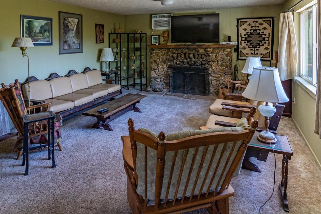 ein Wohnzimmer mit einem Sofa und einem Kamin in der Unterkunft Hodges Hill Yosemite House in Oakhurst
