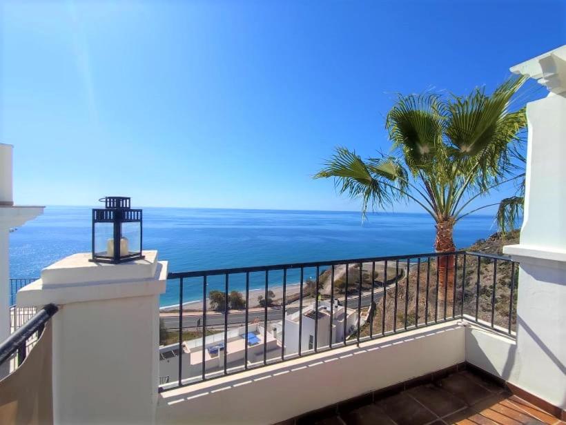 balkon z widokiem na ocean w obiekcie Amazing 2 bedroom 2 bathroom in Ladera de Mar, Nerja w Maladze