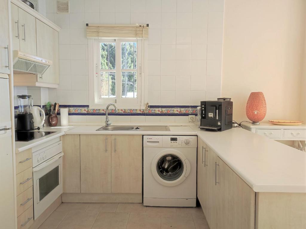 Kuchnia lub aneks kuchenny w obiekcie Amazing 2 bedroom 2 bathroom in Ladera de Mar, Nerja