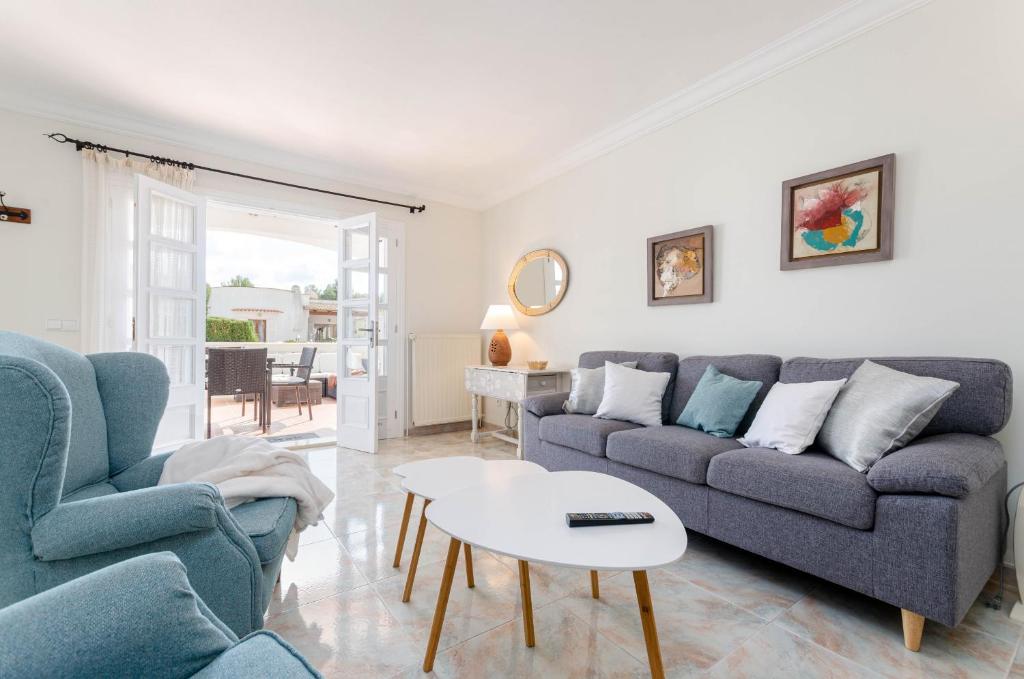 un soggiorno con divano, sedie e tavolo di YourHouse Germanor, quiet beach house in Majorca North a Son Serra de Marina