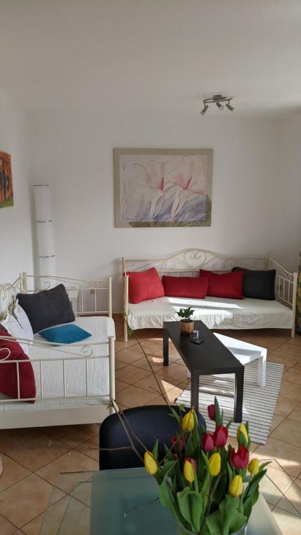 Sala de estar con 2 sofás y mesa en Residenzpark Willingen Haus Langenberg en Willingen
