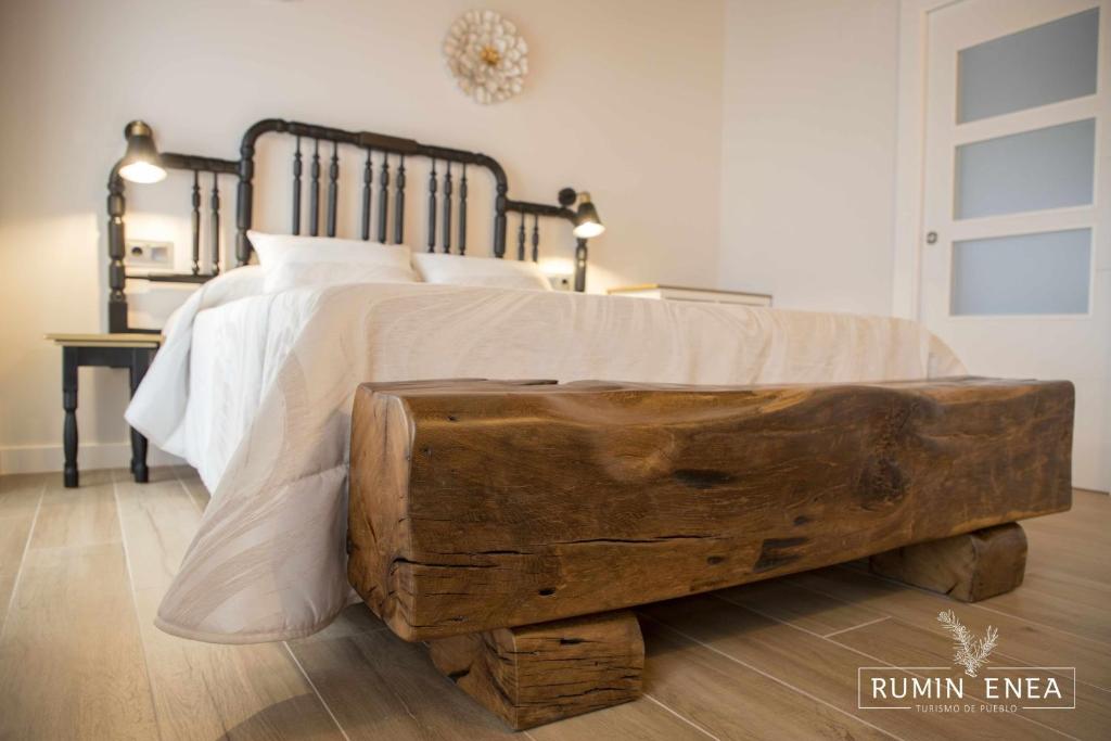 ein Schlafzimmer mit einem Bett aus einem Holzkoffer in der Unterkunft RUMIN ENEA Turismo de pueblo in Villaverde
