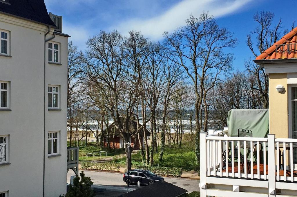 - une vue depuis le balcon d'une maison dans l'établissement Dünenschloss Wohnung 4-11, à Kühlungsborn