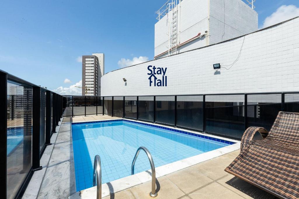 une piscine sur le toit d'un bâtiment dans l'établissement Flat Equipado-Jaqueira Otima Localização-SH032, à Récife