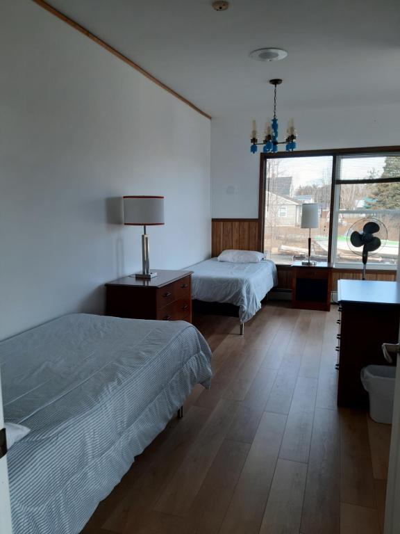Postel nebo postele na pokoji v ubytování Balmoral Motel