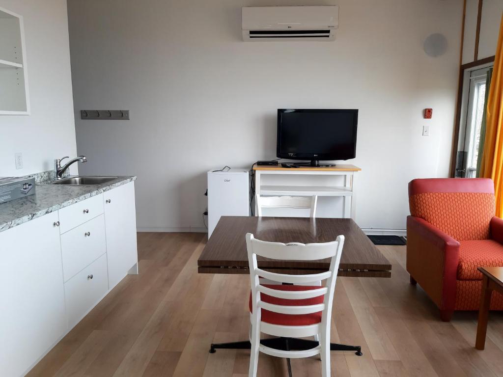 TV a/nebo společenská místnost v ubytování Balmoral Motel