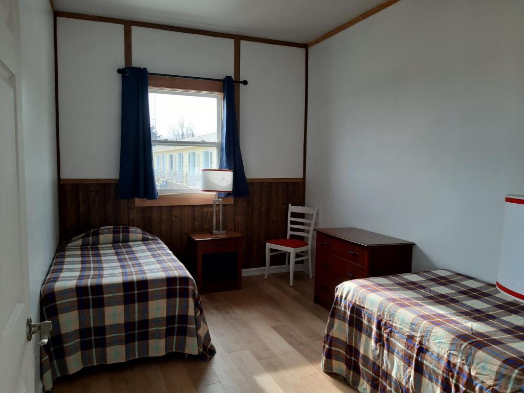 Postel nebo postele na pokoji v ubytování Balmoral Motel