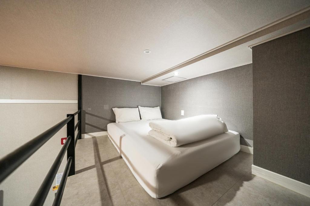 Postel nebo postele na pokoji v ubytování Malu Hotel Suwon
