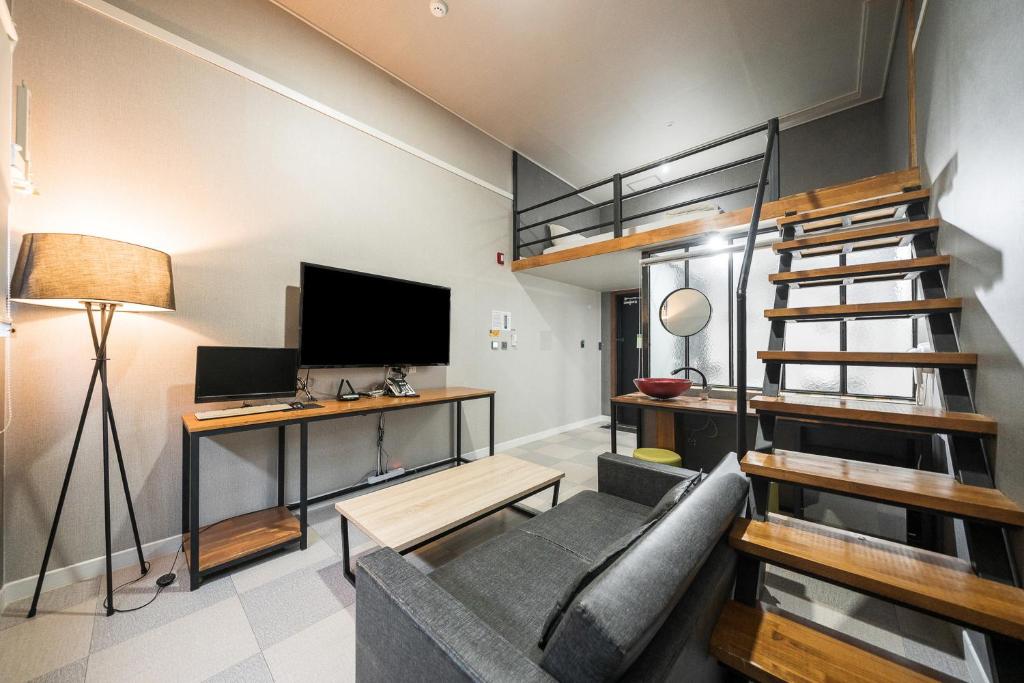 TV a/nebo společenská místnost v ubytování Malu Hotel Suwon