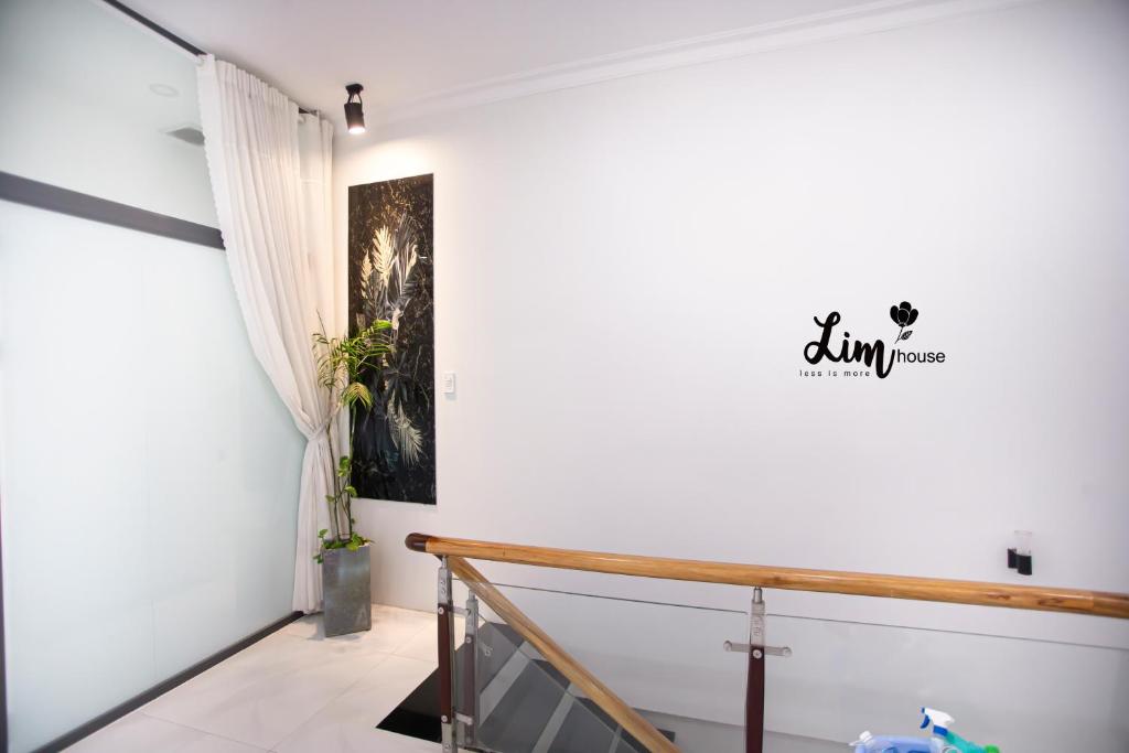 Khu vực ghế ngồi tại LIM Homestay