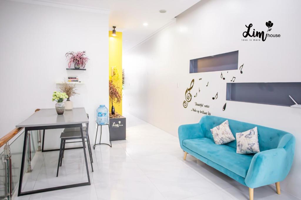Khu vực ghế ngồi tại LIM Homestay