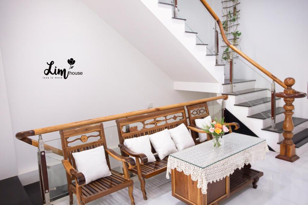 Khu vực ghế ngồi tại LIM Homestay