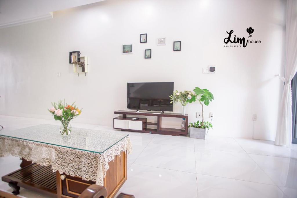 TV/trung tâm giải trí tại LIM Homestay