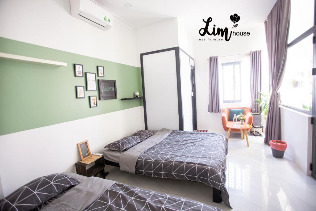 Giường trong phòng chung tại LIM Homestay