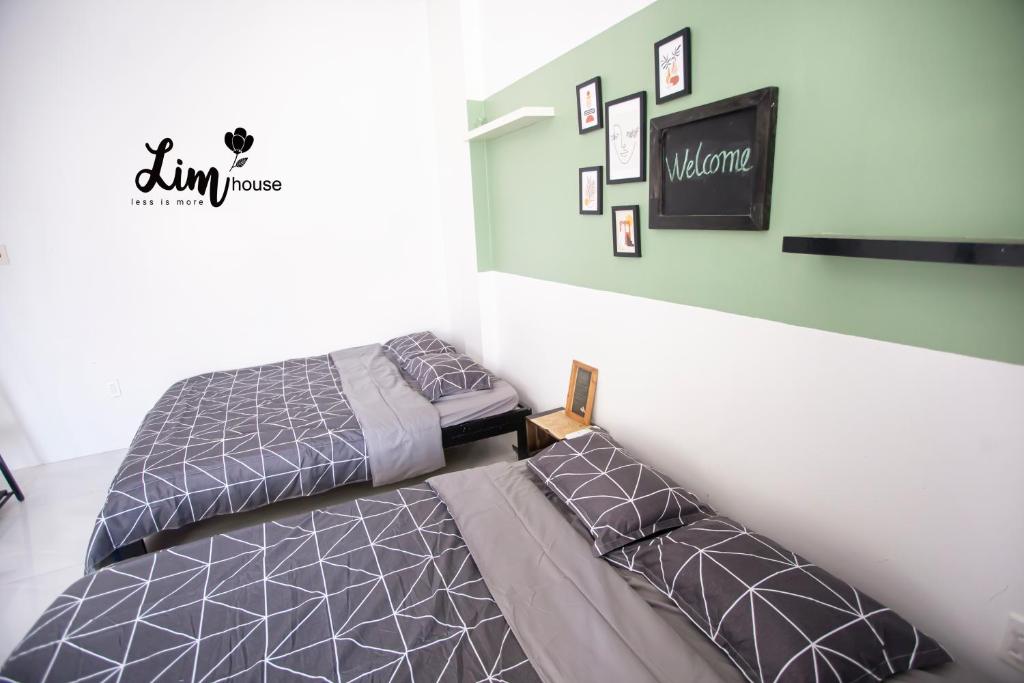 Giường trong phòng chung tại LIM Homestay