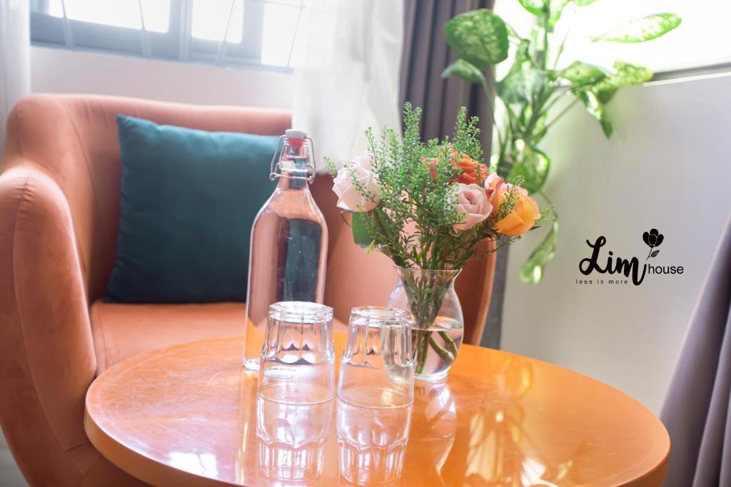 Khu vực ghế ngồi tại LIM Homestay