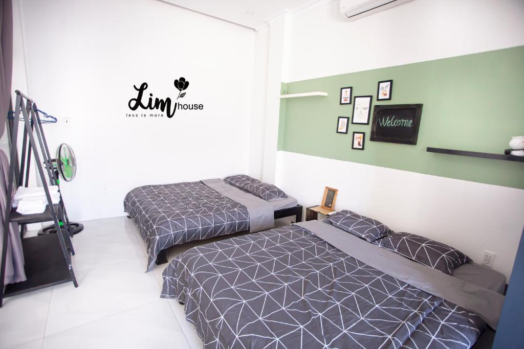 Giường trong phòng chung tại LIM Homestay