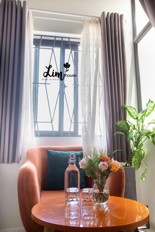 Khu vực ghế ngồi tại LIM Homestay