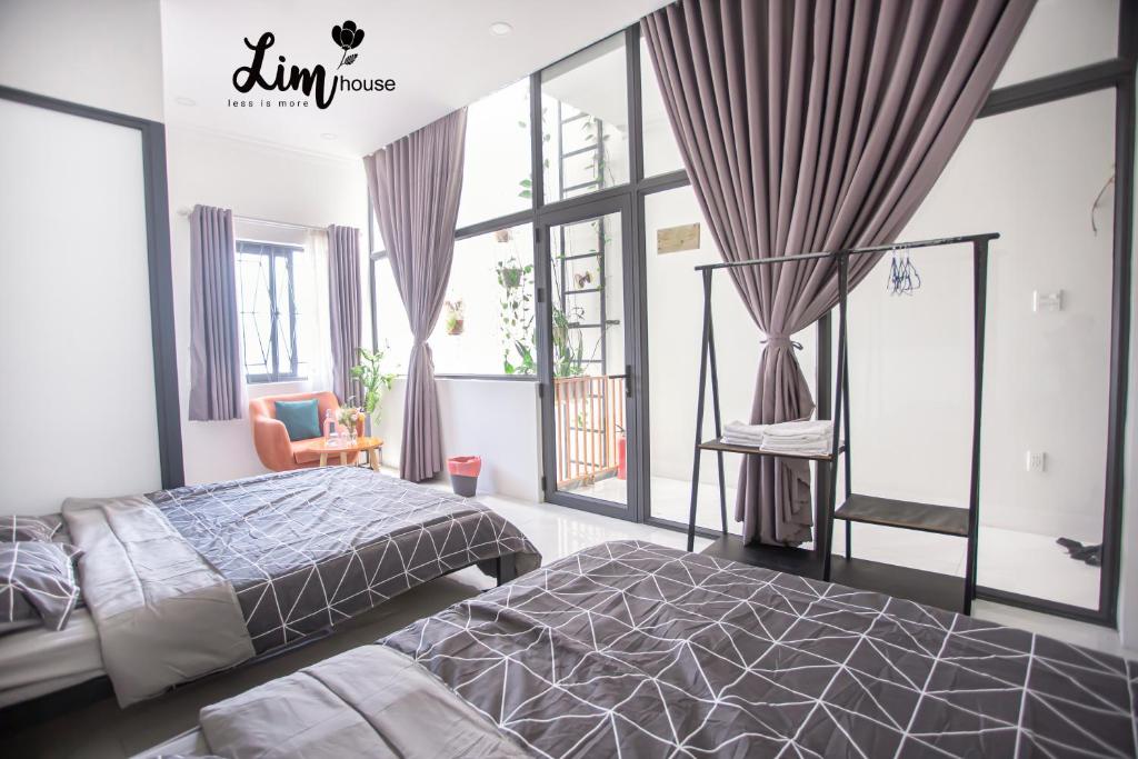 Giường trong phòng chung tại LIM Homestay