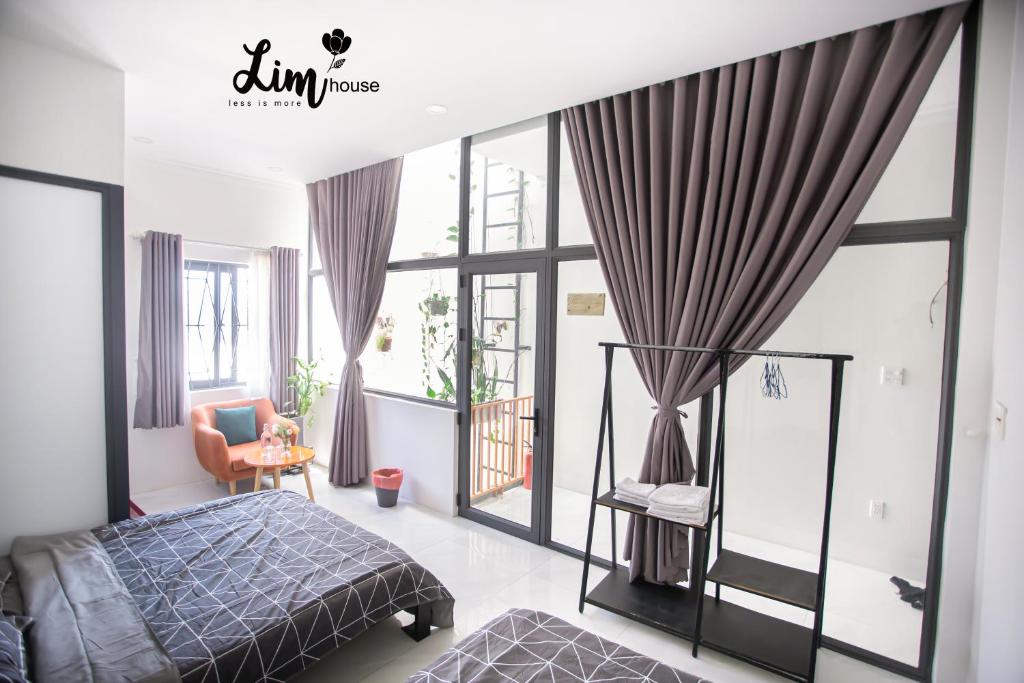 Giường trong phòng chung tại LIM Homestay