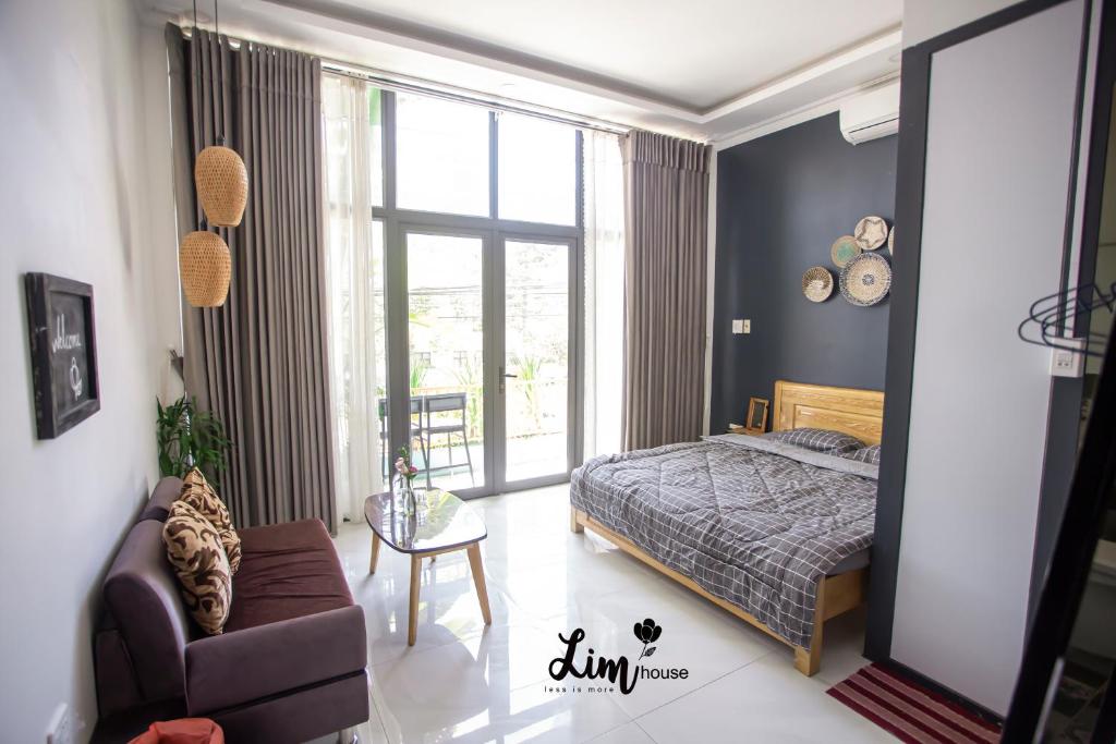 Giường trong phòng chung tại LIM Homestay
