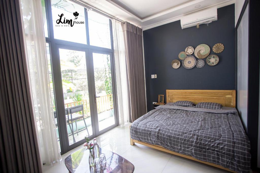 Giường trong phòng chung tại LIM Homestay